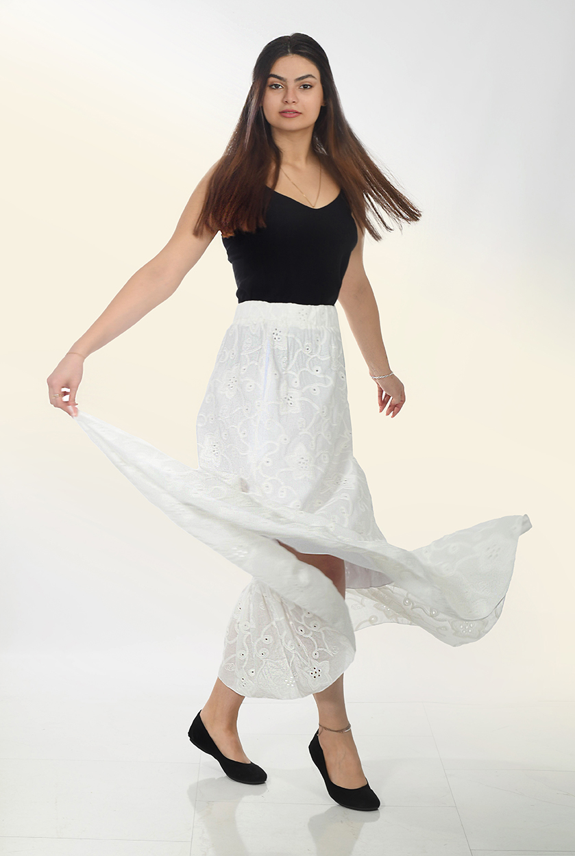 Maxirock aus Sangallo-Spitze mit Taschen in 2 Farben